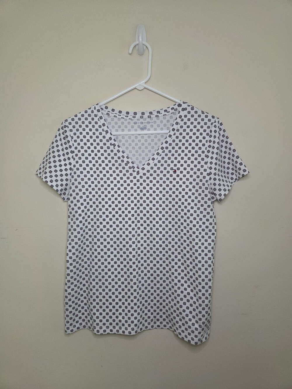 Women's Tommy Hilfiger V-Neck T-Shirt Sz Medium
